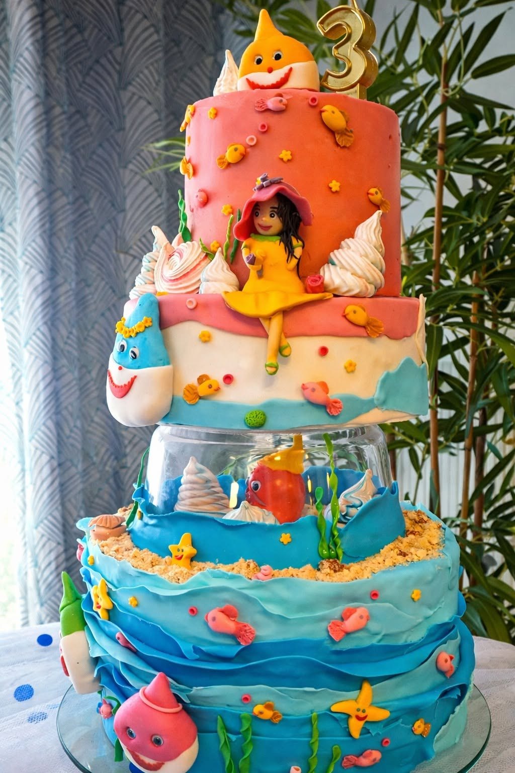 Gâteau d’anniversaire à étages sur le thème de l’océan pour les 3 ans d’un enfant