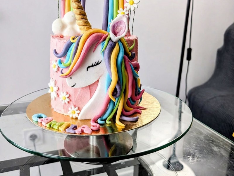 Gâteau au caramel prêt à être partagé
