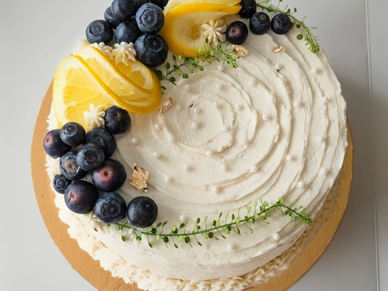 Petit gâteau rond à la crème, au citron et aux fruits
