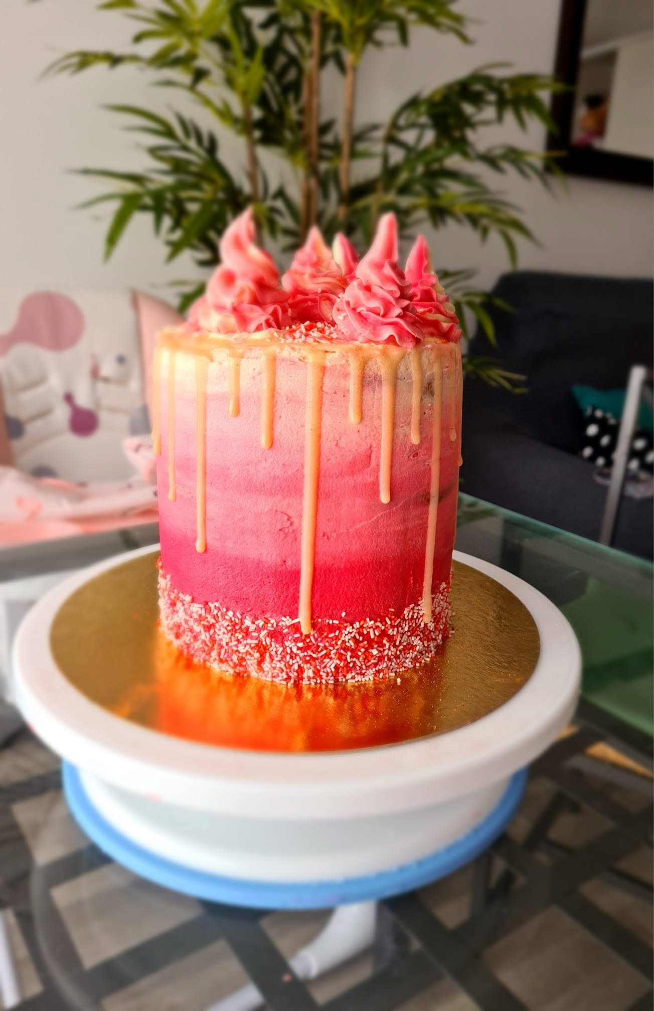 Drip cake rose et blanc décoré de crème et de coulures gourmandes